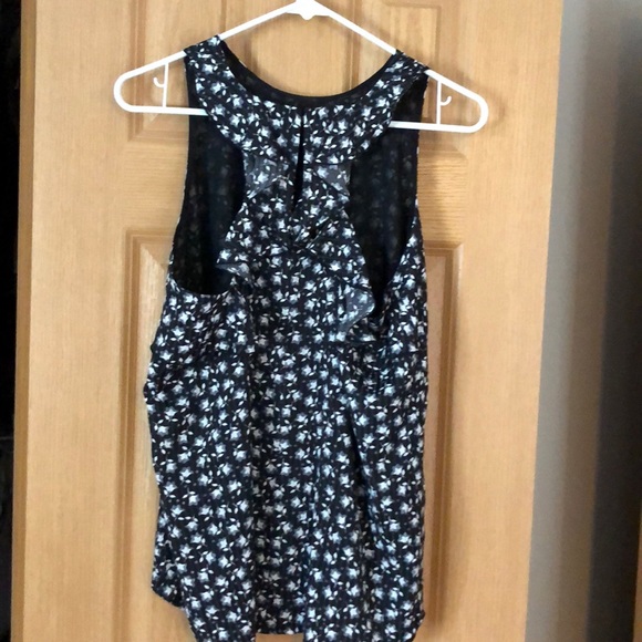 Sleeveless blouse with ruffle detail on the back - Picture 2 of 2